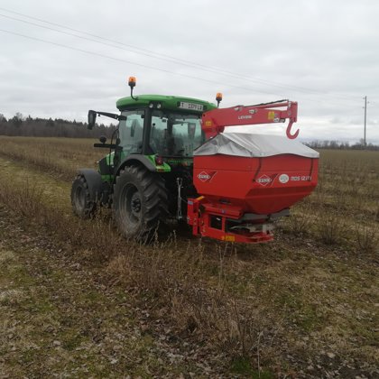 Upeņu mēslošana ar granulētiem bioloģiskiem vistu mēsliem