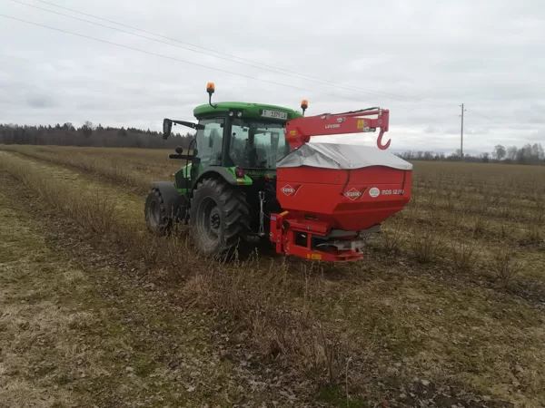 Upeņu mēslošana ar granulētiem bioloģiskiem vistu mēsliem