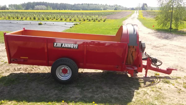 Kūtsmēslu izkliedētājs uz apdobēm ANNOVI A45